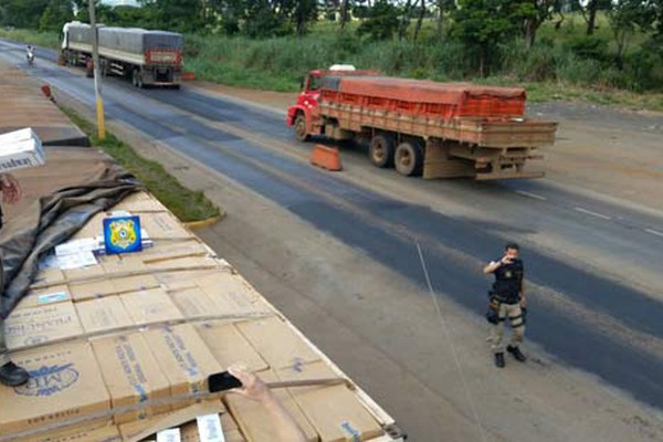 Polícia Rodoviária Federal apreende duas carretas carregadas com cigarros contrabandeados