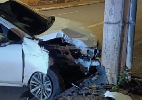 Condutora é presa após atingir poste e lixeira e ameaçar de morte policial no Centro