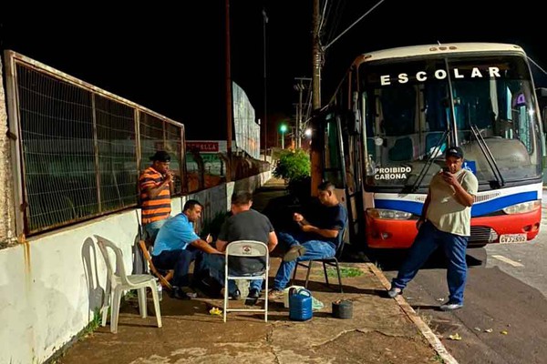 Motoristas que transportam universitários cobram apoio nas imediações do Parque de Exposições