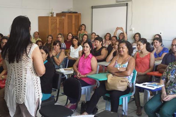 Nova secretária de educação de Patos de Minas é recebida por servidores na SEMED