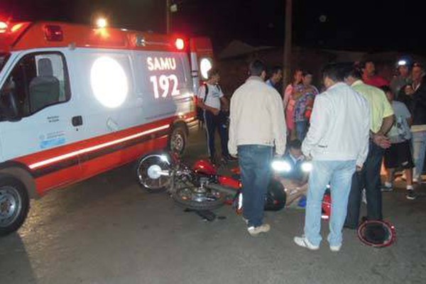 Motorista avança parada, bate em motociclista e vai embora sem prestar socorro