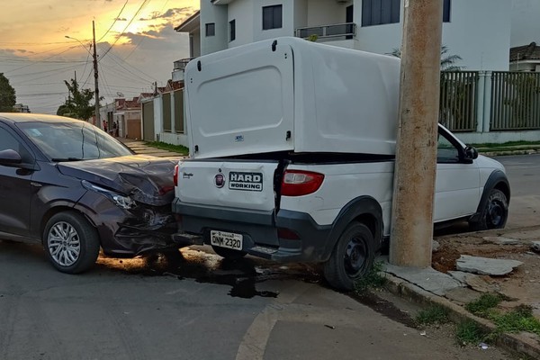 Veículo vai parar em poste após ser atingido por carro que avançou a parada obrigatória