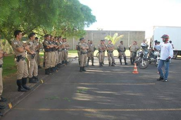 Militares fazem curso de pilotagem promovido pela Honda de Patos de Minas