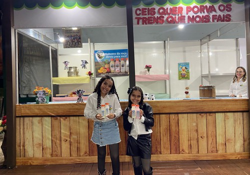 Garotinha de 9 anos, empresária mirim, traz iogurte artesanal da Galena para a Fenamilho; veja ao vivo