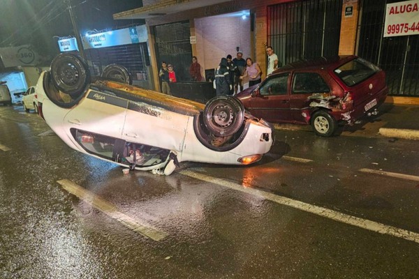 Condutora perde o controle da direção ao voltar de show e capota veículo em plena Major Gote