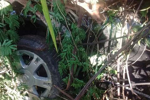 Motorista é salvo após cochilar, cair em barranco e ficar preso dentro de carro na MGC354 