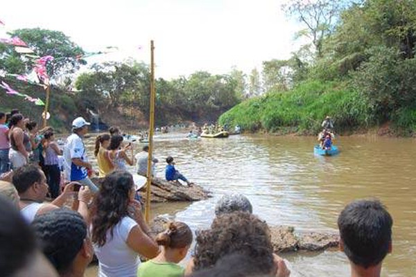 Canoagem em homenagem a Nossa Senhora Aparecida atrai centenas de fieis 