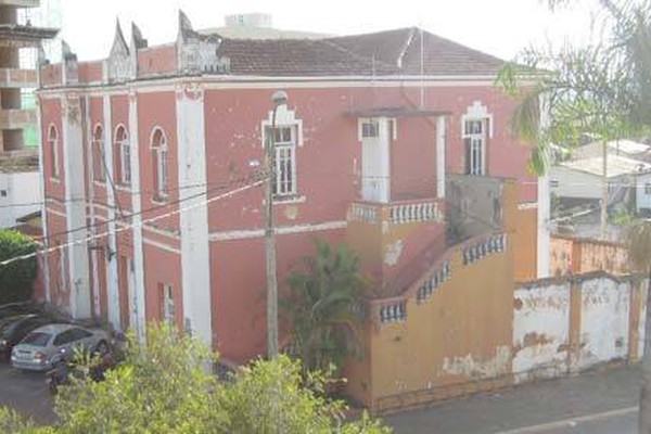 Telhado do Cadeião ameaça desabar e moradores de rua tomam conta do lugar