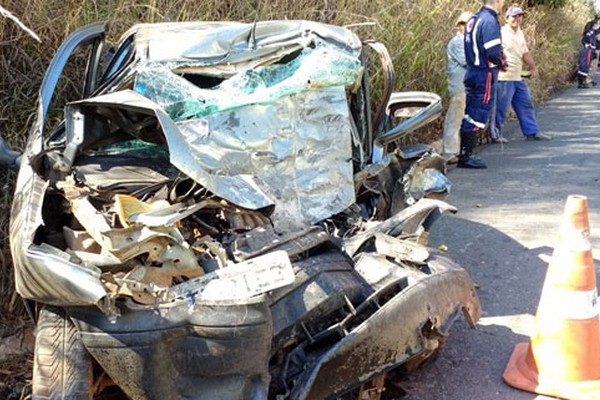 Motorista morre ao invadir pista contrária na BR365 e bater de frente com caminhão