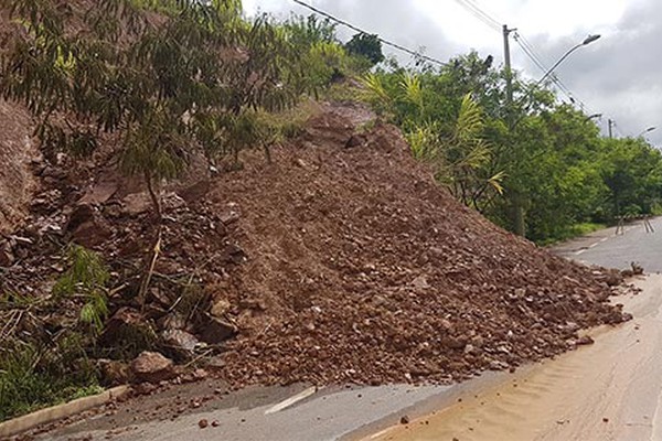 Trecho da avenida Fátima Porto segue interditado e chuvas continuam causando transtornos