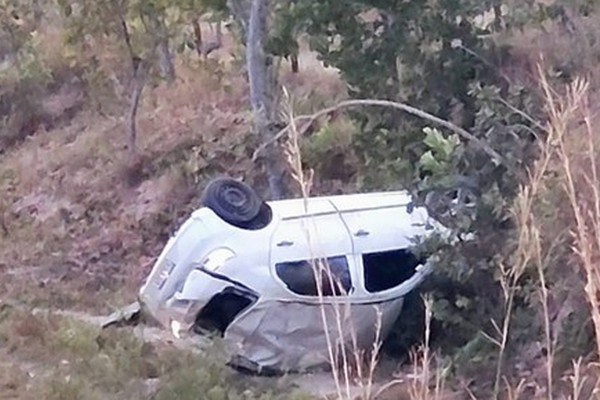 Passageira de 40 anos morre e motorista acaba preso após carro capotar na MG 190