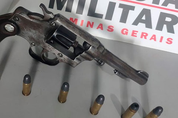 Motorista é preso com arma de fogo e diz que levaria arma para a mãe de 74 anos