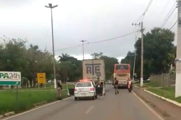 Motorista é preso após ser flagrado em ziguezague e quase atropelar ciclista na avenida JK