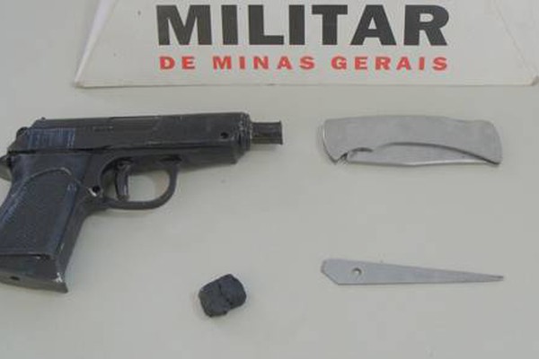 Menor é apreendido com réplica de pistola quando escondia droga na boca