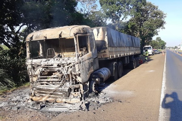 Cabine de Carreta pega fogo após pneu estourar na BR–040, em João Pinheiro