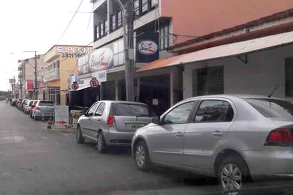 Motoristas fazem fila para abastecer em posto com combustível no centro de Presidente Olegário