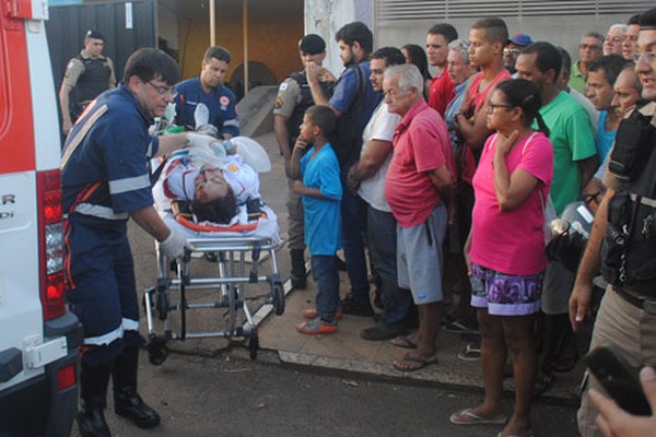 Homem é socorrido em estado gravíssimo após ser baleado dentro de lavajato