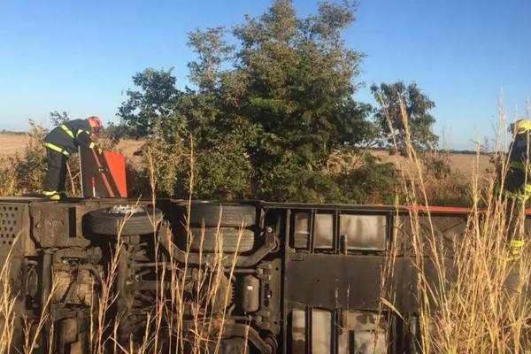 Ônibus de passageiros tomba na BR 365 e deixa pelo menos sete pessoas feridas nesta manhã