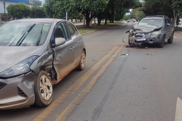 Motorista tenta atravessar pista central da Avenida JK e fica ferido ao ser atingido por outro veículo