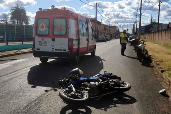 Motociclista tem que ser socorrido após condutora não ver placa de pare e avançar cruzamento