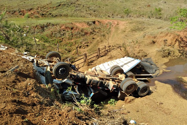 Motorista fica ferido após caminhão perder os freios e capotar na MG 235 em São Gotardo