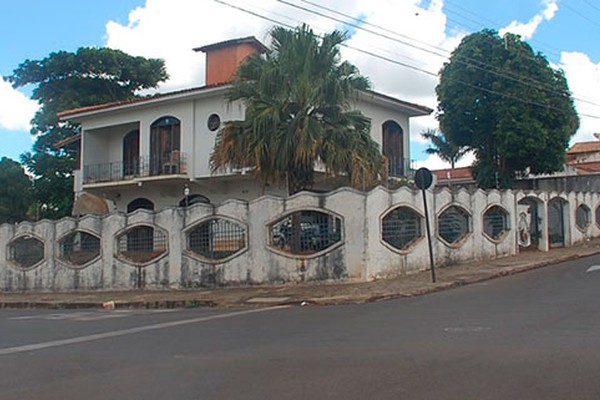 Jovens tentam invadir república, ameaçam de morte policiais e são presos em Patos de Minas