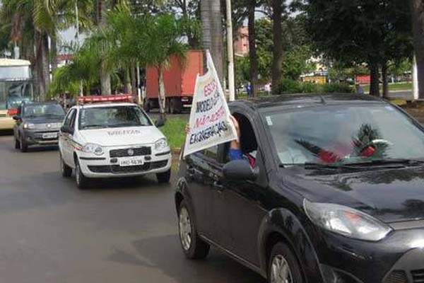 Pais e alunos iniciam série de manifestações contra exoneração de diretora