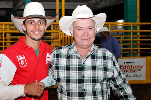 Peão de Uberaba vence rodeio em touros no 8º Rodeio da Solidariedade de Presidente Olegário