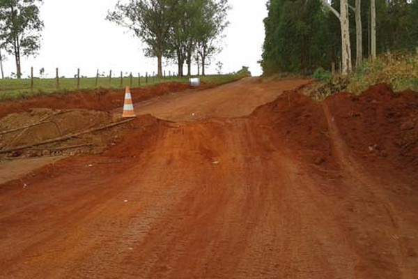 Motoristas se confundem com desvio e continuam trafegando por estrada em obras