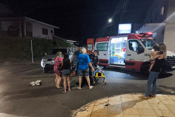 Motociclista tem que ser socorrido após bater em caminhonete que avançou parada