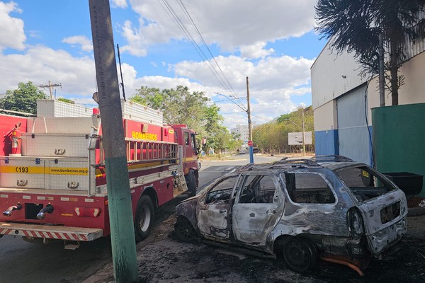 Carro pega fogo e fica completamente destruído em Patos de Minas; proprietário não foi localizado