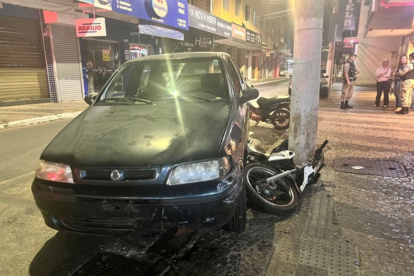 Condutora acaba presa após bater em carro parado e atingir mais 2 motos no Centro