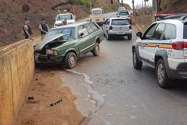 Motorista com fortes sinais de embriaguez vai parar na mureta da ponte sobre o Rio Paranaíba