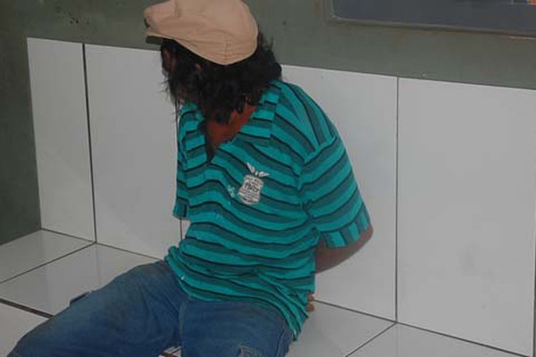 Após ameaçar esposa, homem é abordado com facas na cintura na porta da casa do sogro