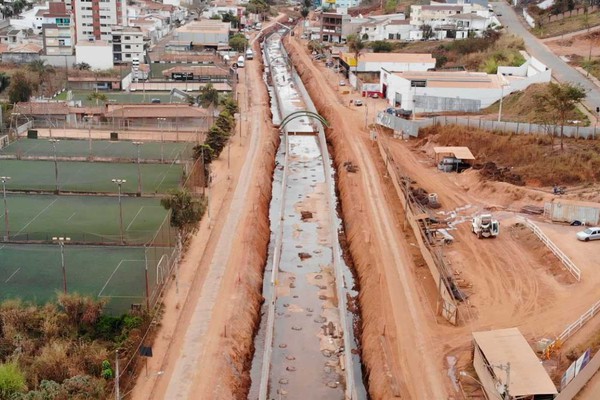 Prefeito Falcão explica andamento de obras e diz que serviço está dentro do prazo planejado