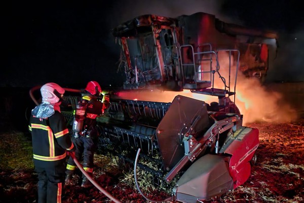 Incêndio destrói colheitadeira durante colheita de soja em plantação de Lagoa Formosa