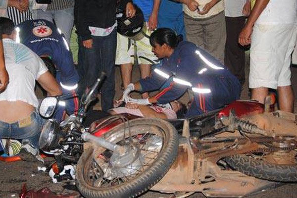 Motociclista bate em caminhão, fica inconsciente e tem carteira furtada