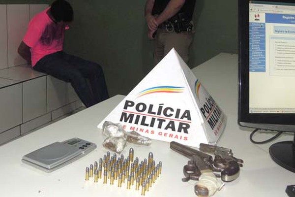 Dupla é presa com duas armas, maconha e balança de precisão no Nossa Senhora das Graças