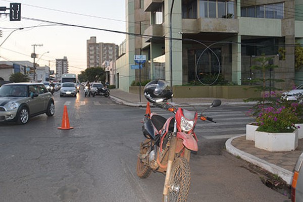 Caminhão danifica fiação na rua Doutor Marcolino e deixa o trânsito confuso no local