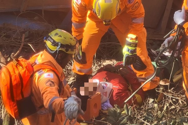 Ônibus com trabalhadores rurais capota em estrada de Araxá e deixa um morto e feridos