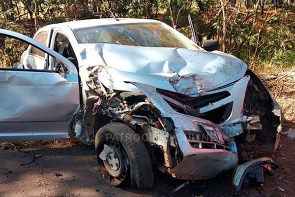 Mulher cochila ao volante, perde controle e bate em árvores na MG187, em Serra do Salitre