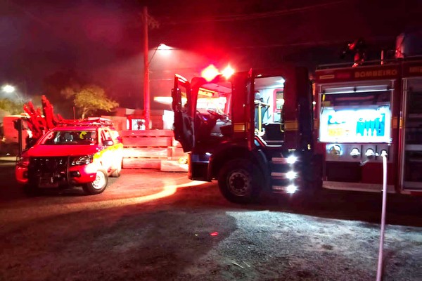 Bombeiros percebem princípio de incêndio, agem rápido e impedem aumento do fogo, em Patrocínio