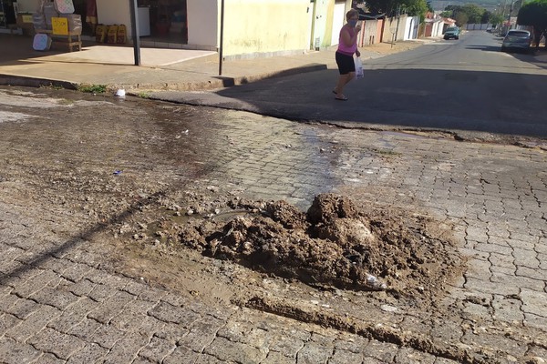 Esgoto, gordura e até fezes se espalham por rua e deixam moradores indignados em Patos de Minas