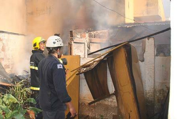 Dona de casa perde quase tudo em incêndio provocado pelo filho de 5 anos