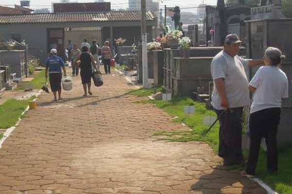 Patenses começam a preparar o Cemitério de Santa Cruz para o Dia de Finados