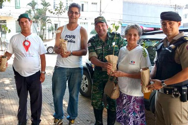 Polícia de Meio Ambiente distribui mudas para conscientizar população no Dia da Árvore