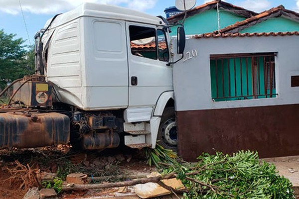 Carreta invade casa no bairro Nova Floresta, causa estragos e dá um susto nos moradores