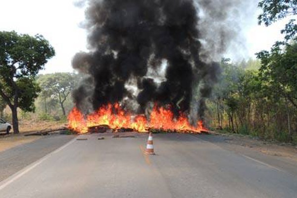 Eleitores de Lagoa Grande fecham a BR 040 em protesto pelo resultado da eleição