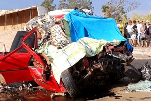 Grave acidente entre caminhão e carro de passeio na BR 354 deixa três mortos e feridos