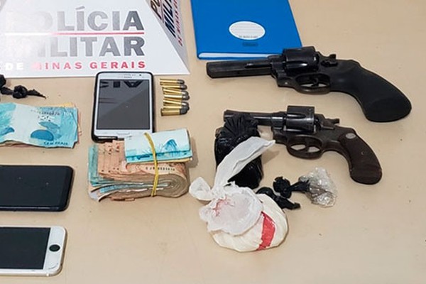 Durante blitz em Monte Carmelo, dupla é presa com drogas, armas e muito dinheiro